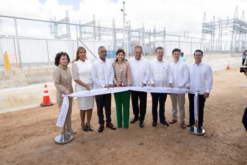 La vicepresidente Raquel Peña corta la cinta durante la inauguración de la planta de energía solar.