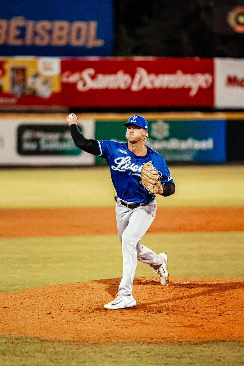 Shaun Anderson, del Licey, realiza un lanzamiento en el partido del miércoles por la noche frente a los Gigantes del Cibao.