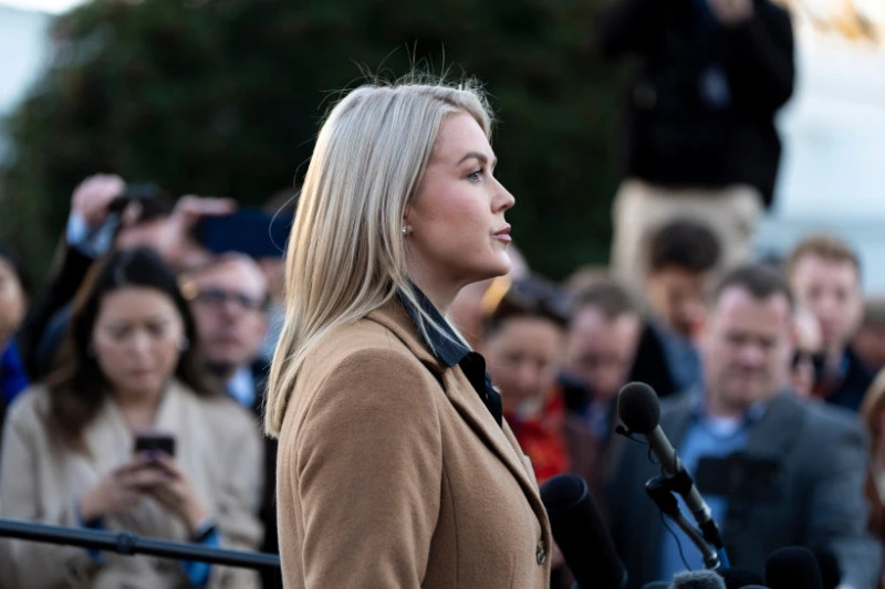 La inmigrante, que estuvo comprometida con el hermano de la secretaria de prensa de la Casa Blanca, Karoline Leavitt, sigue bajo custodia del ICE dos semanas después de ser arrestada.