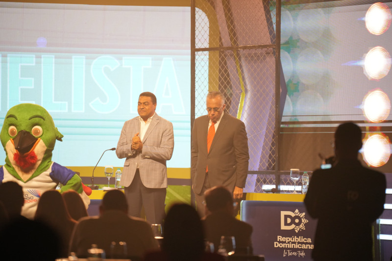 José P. Monegro, presidente del Comité Organizador de Santo Domingo 2026, junto al presidente de Centro Caribe Sports, Luisín Mejía.