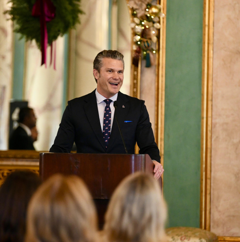 Pete Hegseth, secretario de Defensa de los Estados Unidos, en el Palacio Nacional de República Dominicana junto al presidente dominicano Luis Abinader
