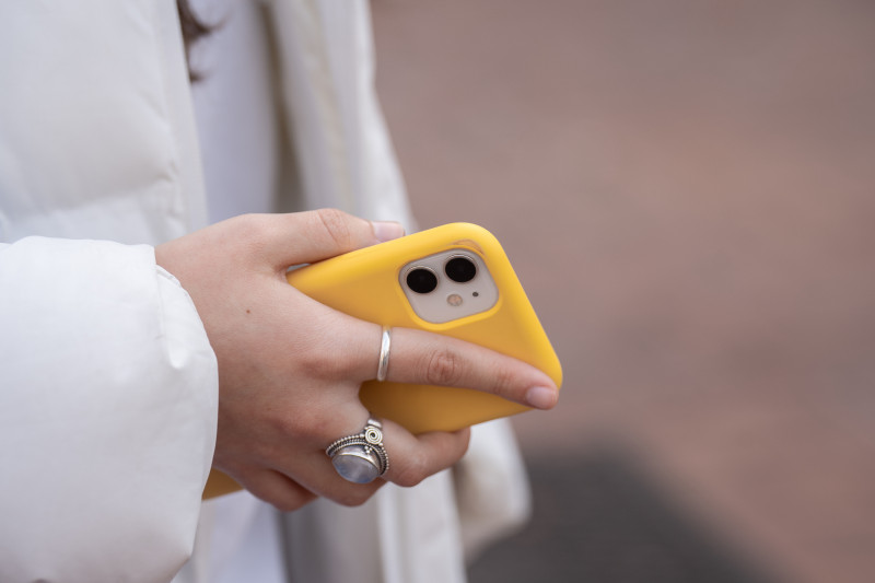 Una persona usa el teléfono móvil, a 1 de febrero de 2024, en Barcelona, Catalunya (España).