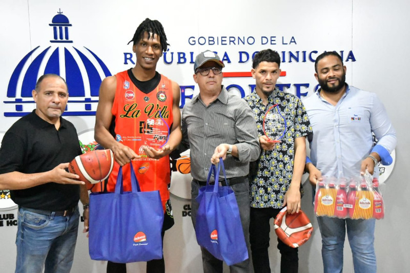 Luis Martínez y Víctor Martínez reciben trofeos y regalos de manos de Wilkis Abreu, José Luis Bautista y Rodolfo Felipe.