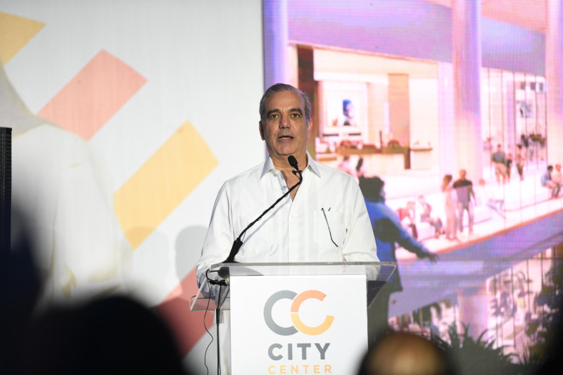 El presidente Luis Abinader dio este jueves el primer picazo para la construcción de City Center by Lady Lee.