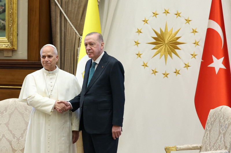 El presidente turco, Recep Tayyip Erdogan (derecha), estrechando la mano del papa León XIV durante una ceremonia oficial de bienvenida en el Complejo Presidencial de Ankara.