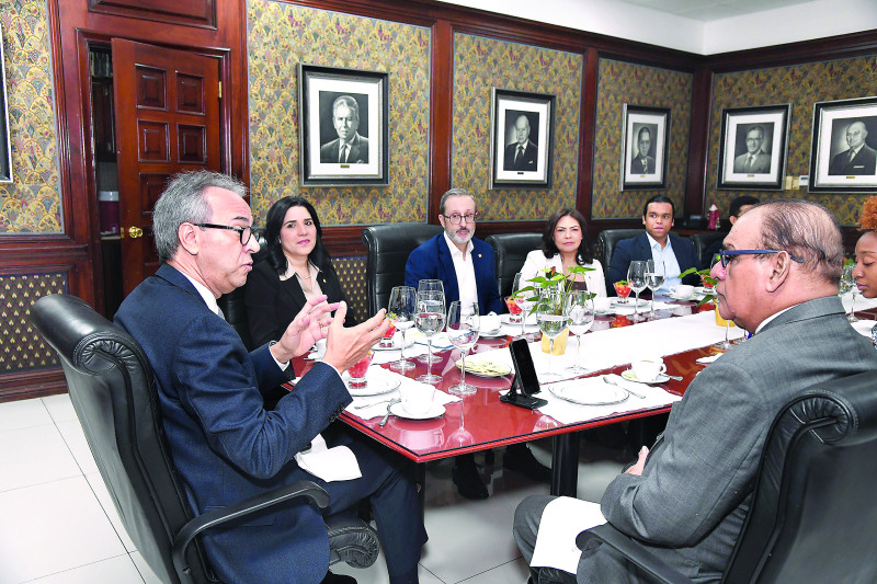 Ejecutivos del Grupo Popular conversan con el director del Listín Diario sobre los logros y aportes del Programa de Becas Excelencia Popular.