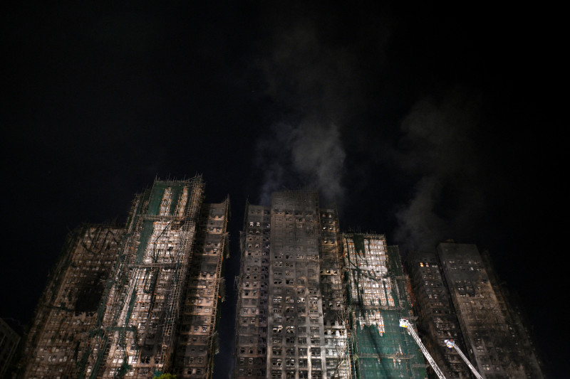 Una vista general muestra las secuelas de un gran incendio que arrasó varios bloques de apartamentos en la urbanización Wang Fuk Court, en el distrito Tai Po de Hong Kong, el 27 de noviembre de 2025