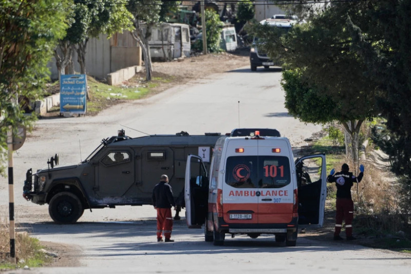 Soldados israelíes detienen una ambulancia durante una redada del ejército en la aldea cisjordana de Tamun, el miércoles 26 de noviembre de 2025.