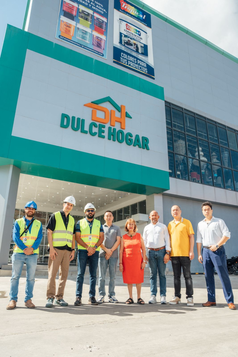 Funcionarios del MIVED, junto a representantes de la empresa y de la comunidad china en el país.