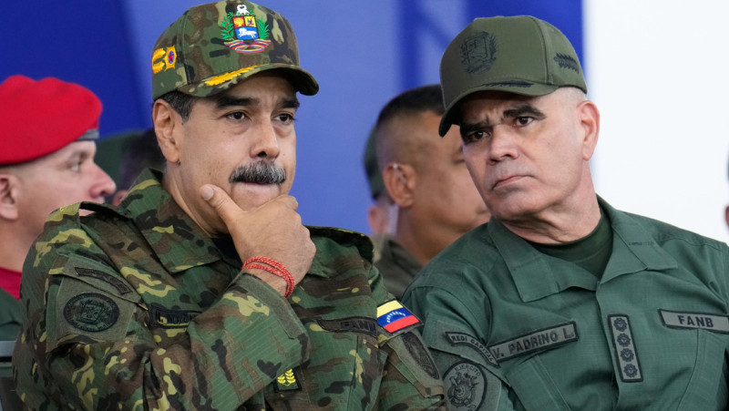 El presidente Nicolás Maduro junto al ministro de Defensa, Vladimir Padrino López.