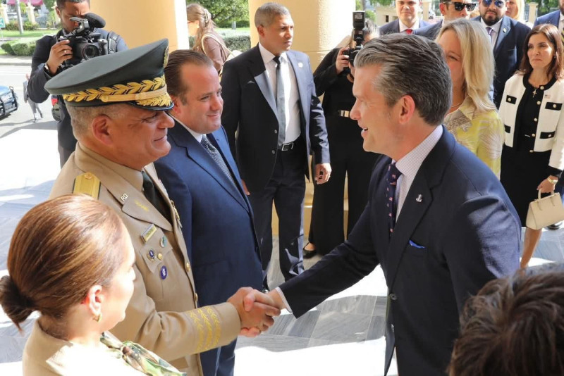 El secretario de Guerra de Estados Unidos, Pete Hegseth, saluda al ministro de Defensa dominicano, teniente general, Carlos Fernández Onofre.