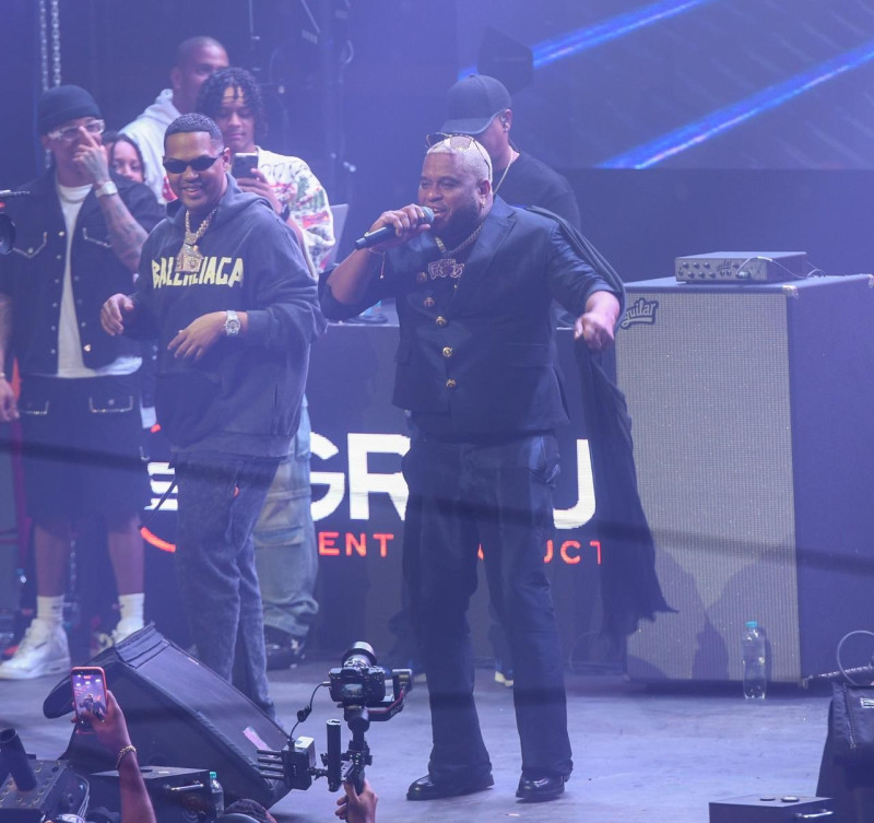 Santiago Matías y Andy de la Cruz "La Fruta" durante el show de la final de "La Casa de Alofoke 2" desde las instalaciones de Lantica Studios.