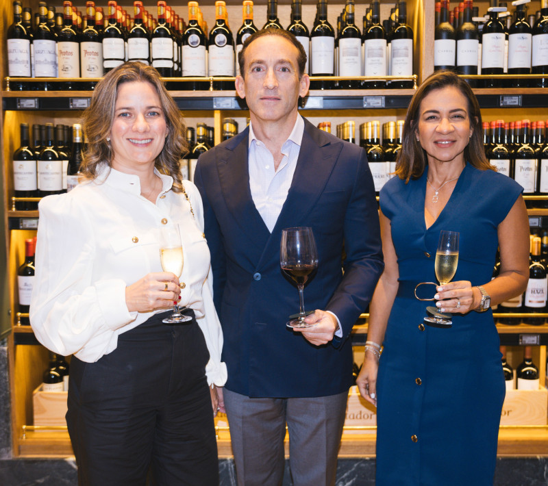 Nicole Bermúdez, Piero Bonarelli y Lily Reyes.