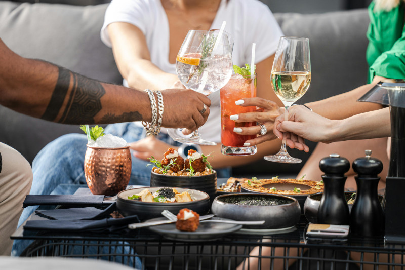 Si estás pasado de tragos, habla lo menos posible. No ofrezcas un brindis. No le quites piezas a tu vestuario, en el caso de un caballero ¡déjate la corbata! Llama a un taxi y márchate lo antes posible. No manejes