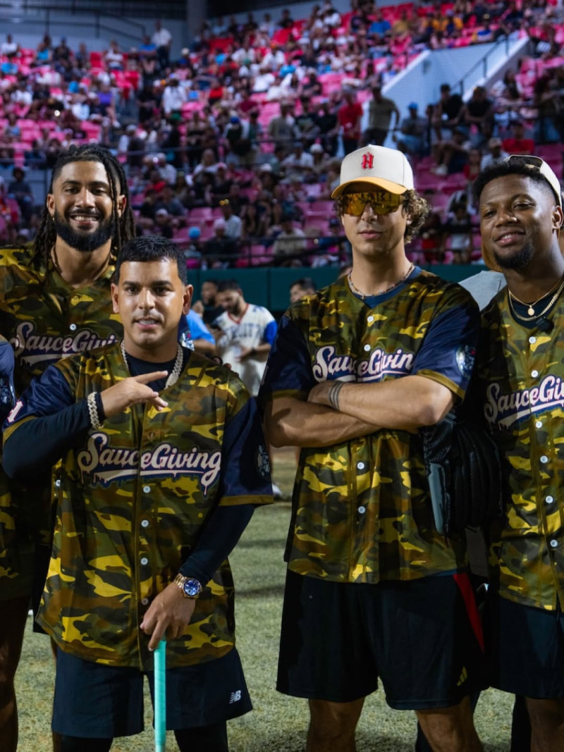 Eladio Carrión celebra con éxito la quinta edición de SAUCEGIVING junto a superestrellas deportivas y artistas del género urbano.