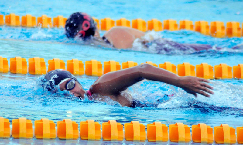 Acción en una de las diferentes modalidades en el Invitacional de Natación de los Delfines del Naco que se celebra en Santiago.