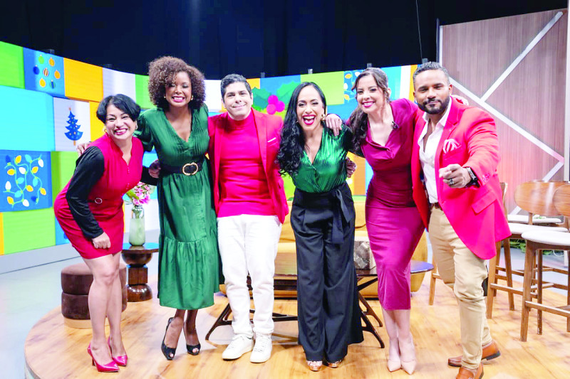 Carol Fior Daliza Pérez, Ruth Ocumárez, Samir Saba, Diana Filpo, Kris Viñas y Alex Santiago, parte del elenco del programa "El Mangu" de RTVD.