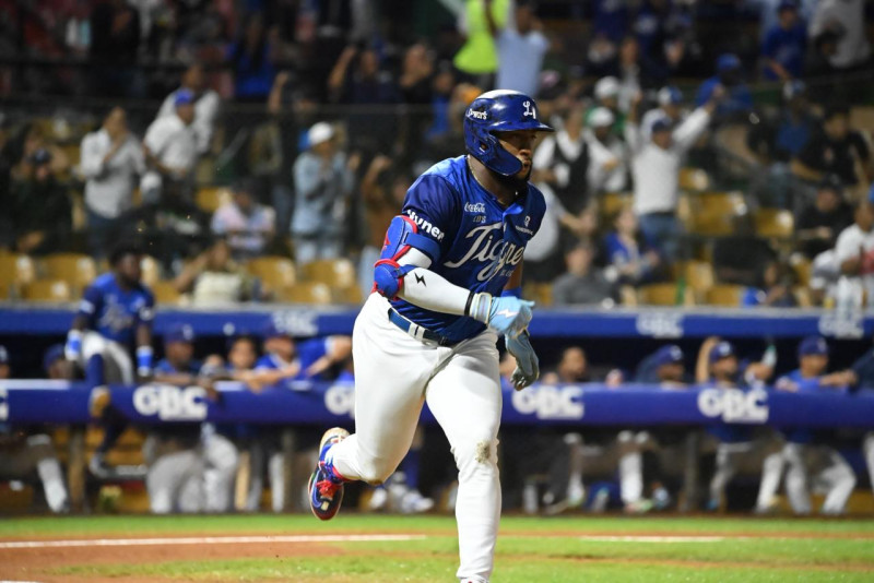 Mel Rojas Jr., del Licey, inicia su marcha hacia la inicial tras pegar un imparable en el partido frente a las Águilas Cibaeñas.