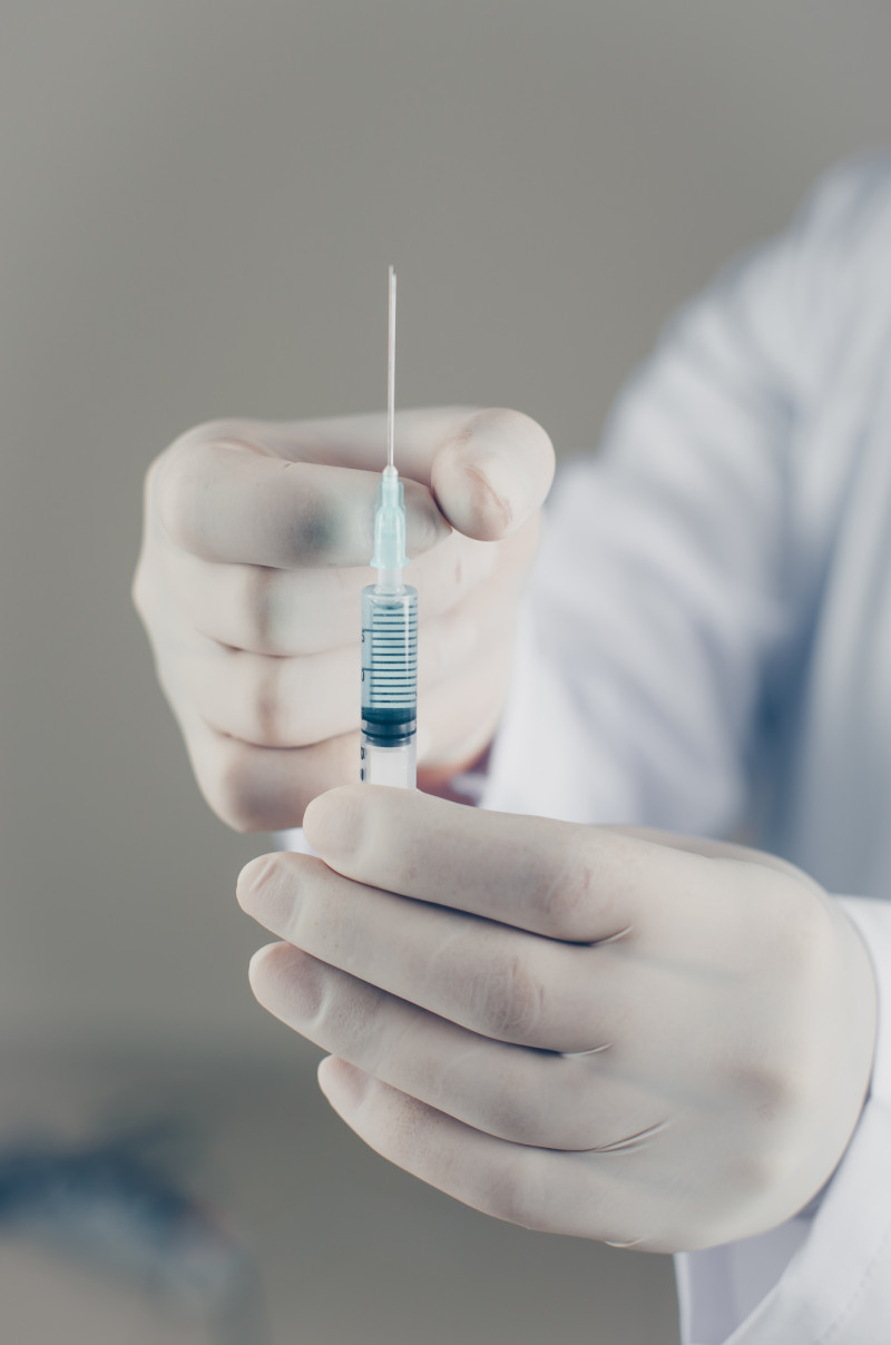 Con sólo dos inyecciones al año, lenacapavir ayuda a prevenir la infección por VIH en personas de riesgo. Debido a su forma de administración y a su gran eficacia, este medicamento ha supuesto un importante paso adelante en la lucha contra el virus.