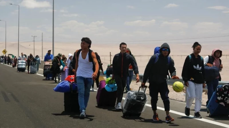 Para resguardarse del calor del desierto que los rodea, los migrantes apenas cuentan con unas sábanas que usan como sombrillas.