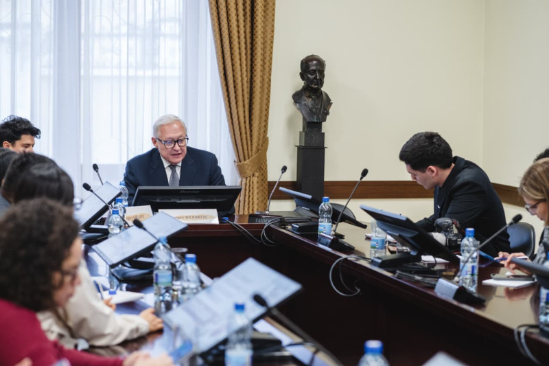 Sergey Ryabkov durante un encuentro con periodistas latinos en el cual estuvo presente Listín Diario