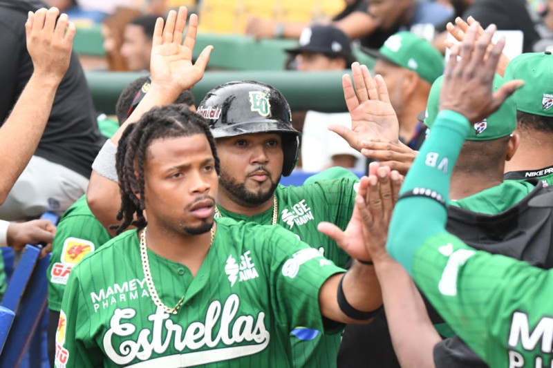 José Tena es saludado por sus compañeros tras anotar una carrera.