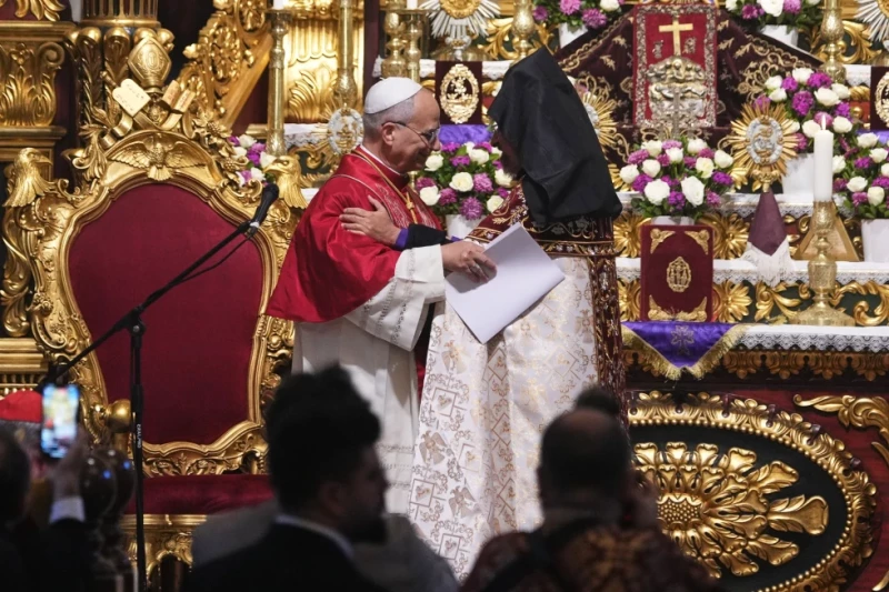 El papa León XIV y el arzobispo patriarca armenio de Constantinopla Sahag II Mashalian celebran una liturgia en la catedral apostólica armenia de Estambul, Turquía, el domingo 30 de noviembre 2025.