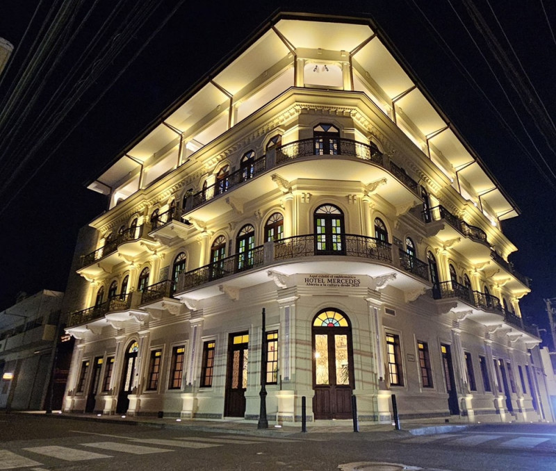 Fachada del emblemático Hotel Mercedes donde se inauguró el Centro Cultural Mercedes