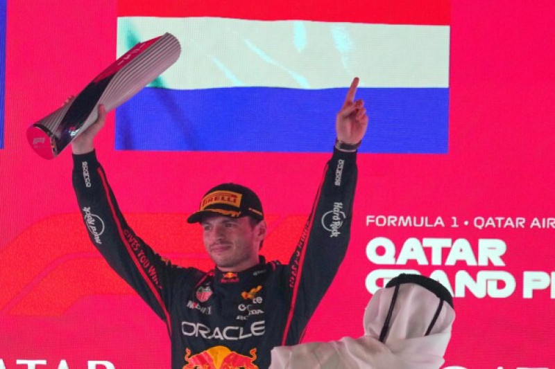 Max Verstappen levanta su trofeo conquistado en el Gran Premio de Qatar, en lo que es su séptima victoria del año.
