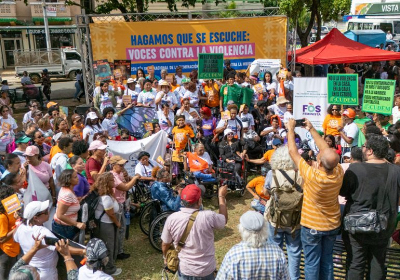 Feministas se reunieron ayer para elevar sus voces en rechazo a la violencia contra la mujer.
