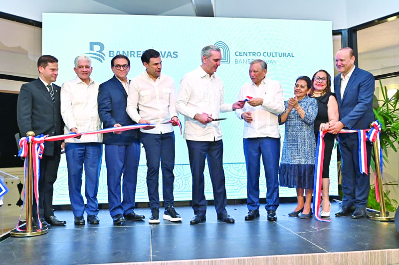 El presidente Luis Abinader y el presidente ejecutivo de Banreservas, Leonardo Aguilera, realizan el corte de cinta en la ceremonia inaugural del Centro Cultural Banreservas Santiago. También figuran Edwing Espinal, Eduardo Estrella, Daniel Rivera, Roberto Ángel Salcedo, Carmen Alicia Quijano, Rosa Santos y Ulises Rodríguez.