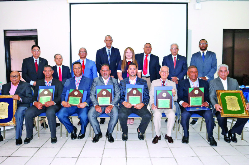 Grupo de exatletas que alcanzaron la inmortalidad en el deporte del Noroeste, además de otras figuras que fueron reconocidos.