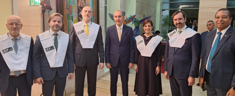 Representantes de la academia durante la graduación.