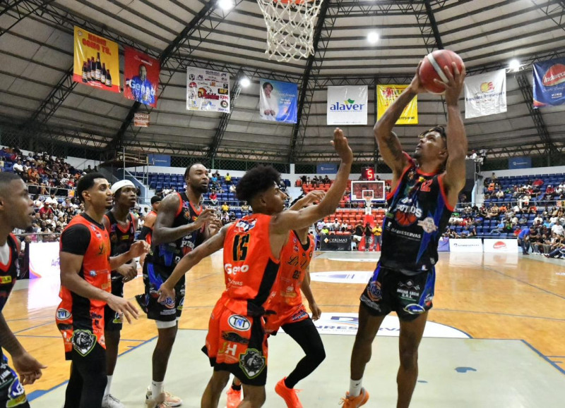 Brayan Rosado, de La Matica, hace un lance al aro defendido por Junior Lantigua, de La Villa, en la semifinal del básquet de La Vega, el 30 de noviembre de 2025.