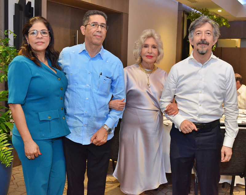 Audry Perez, Manuel Olivero, Isabel Auffant y Giovanni Baez Auffant.