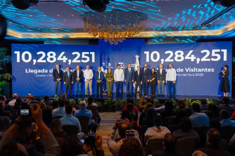 David Collado y representantes del sector turístico.