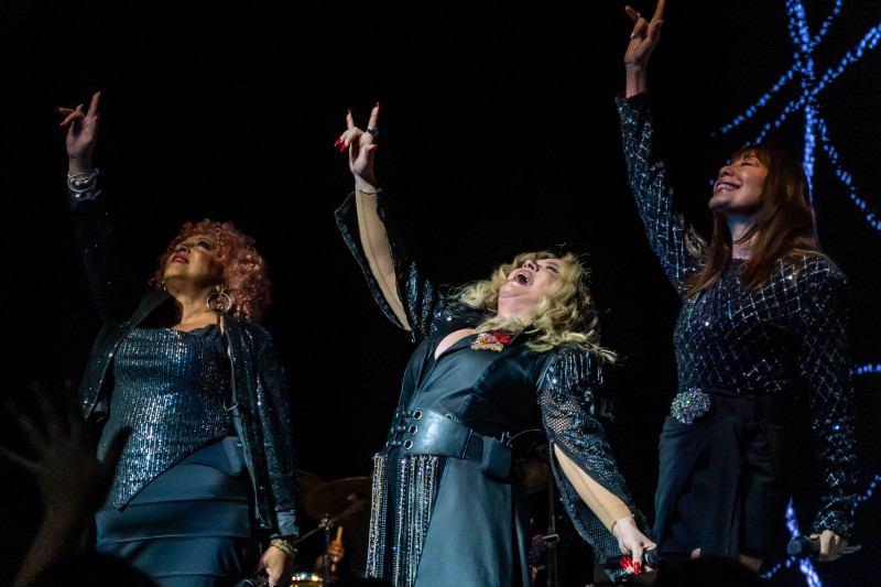 Ednita Nazario estuvo acompañada de cuatro músicos, dos coristas y dos bailarines durante el concierto, una producción de Skypro.