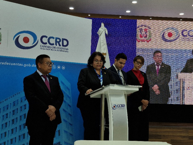 Emma Polanco y miembros del Pleno de la Cámara de Cuentas.