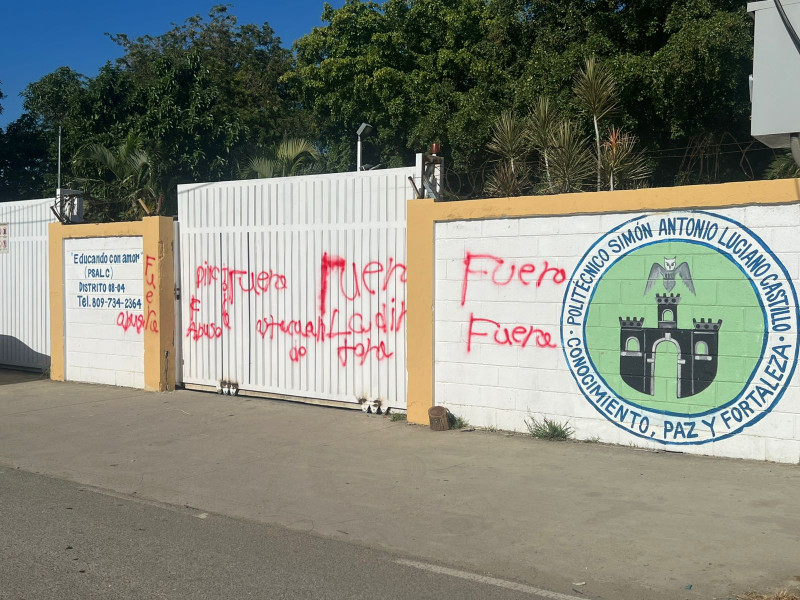 La entrada principal y las paredes del Politécnico Simón Antonio Luciano fueron vandalizadas dos días después que un estudiante resultara muerto tras ser atacado.