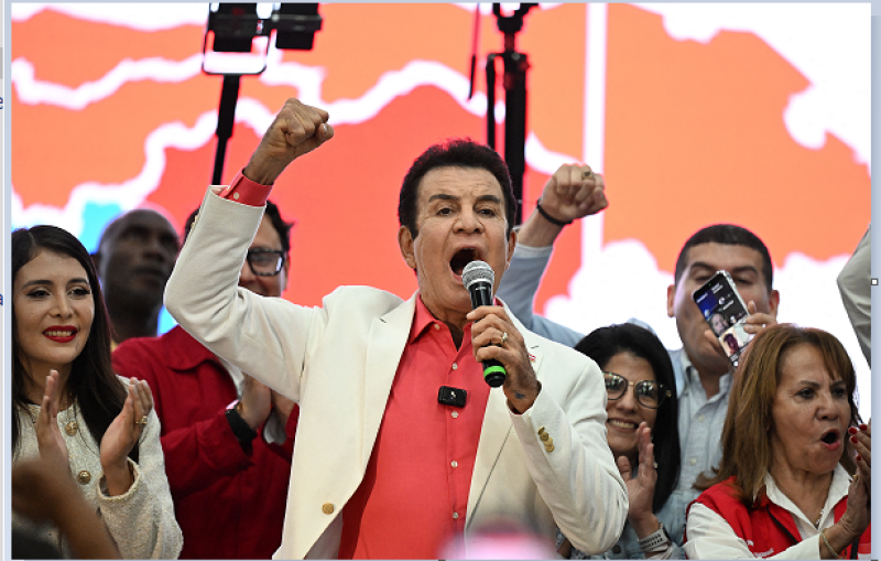 El candidato presidencial hondureño por el opositor Partido Liberal, Salvador Nasralla, pronuncia un discurso antes de los primeros resultados de las elecciones presidenciales en Tegucigalpa el 30 de noviembre de 2025.