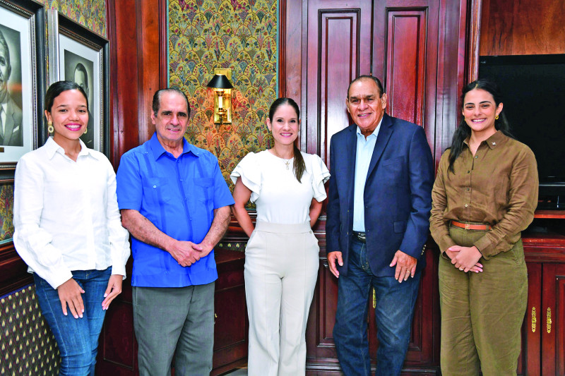 Asistentes al Desayuno de Listin Diario, desde la izquierda: Milagros Minervino, Héctor J.Cruz, Miguel Franjul, Ana Lucía Angulo y Haydee Marte