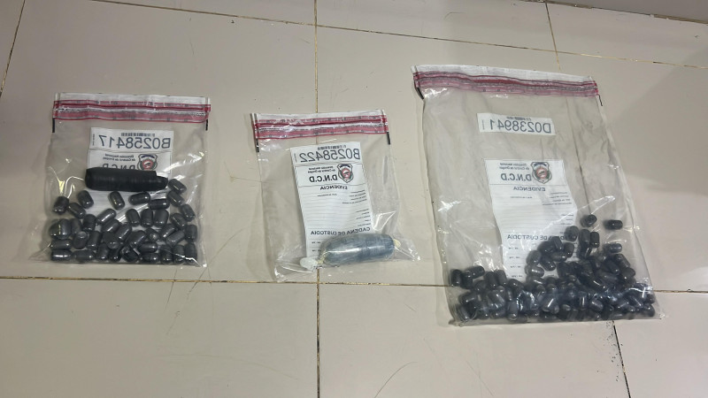 La mujer llevaba 40 bolsitas de la presunta droga adheridas en los brasieres, 97 envoltorios en el estómago, así como una porción en la vagina, para un total de 138 bolsitas, con un peso aproximado de un kilo y 341 gramos.