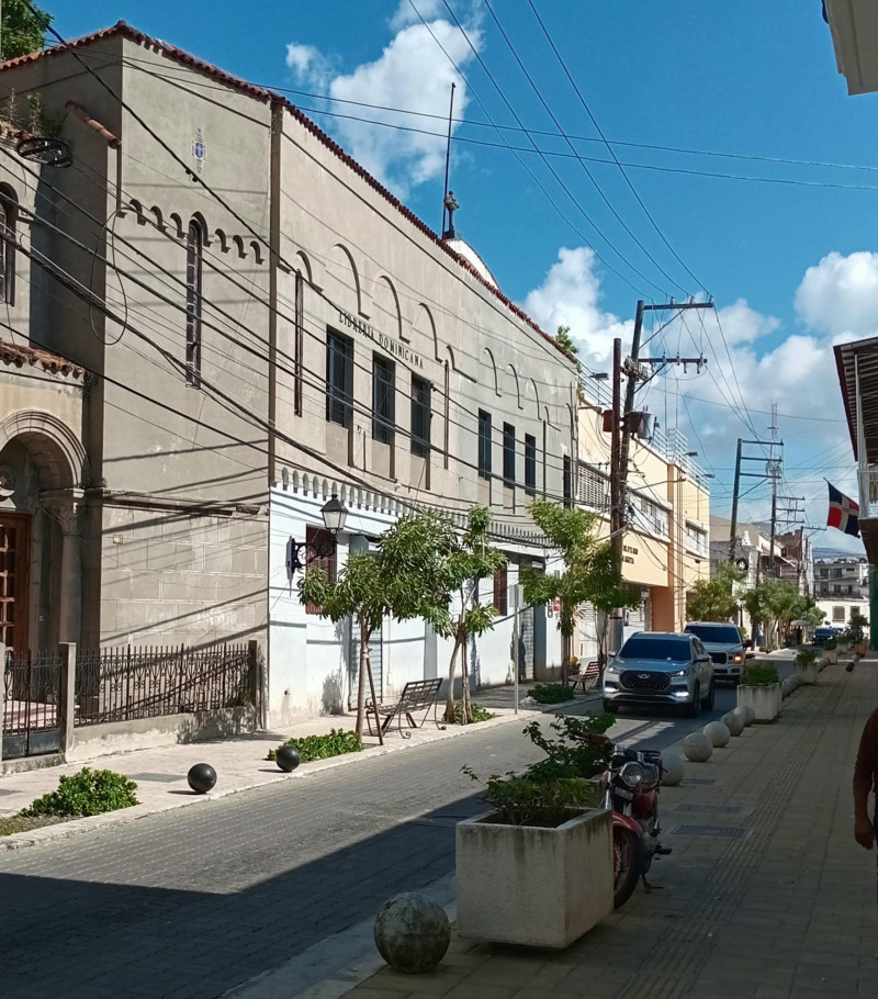 Librería Dominicana es parte del conjunto de la Iglesia Evangélica a su lado