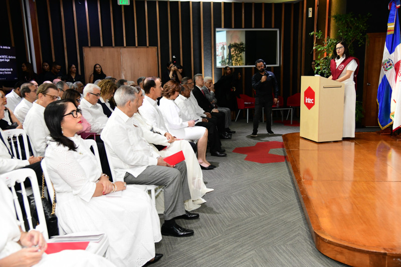 La Presidenta de la junta, Perdomo en la juramentación