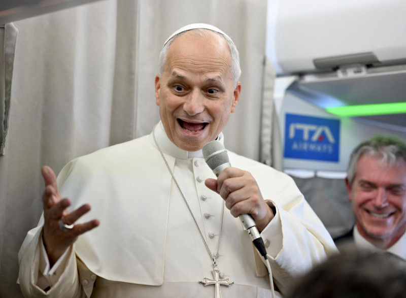 El papa León XIV habla con periodistas a bordo de un vuelo con destino a Roma al término de su viaje apostólico a Turquía y Líbano, el 2 de diciembre de 2025
