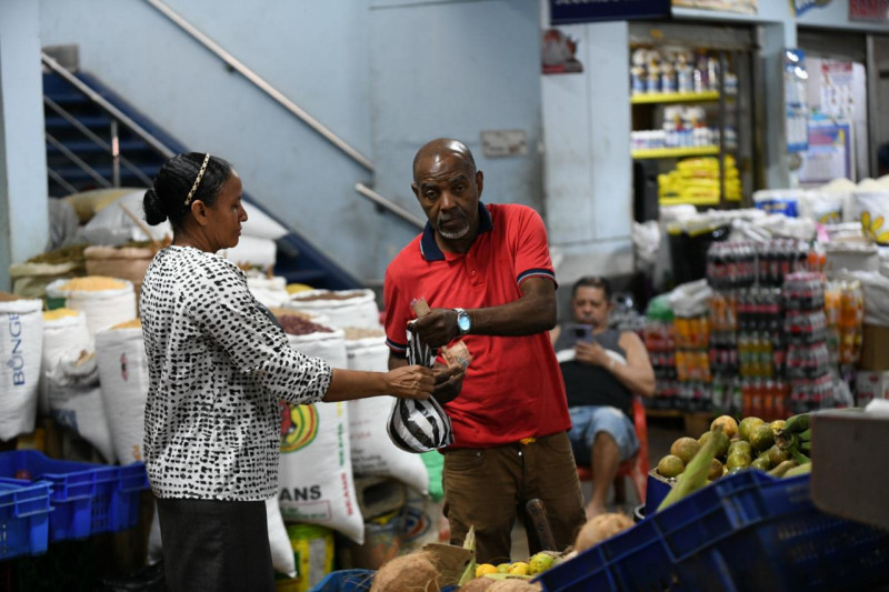 Consumidores acuden a los mercados públicos para suplirse de los productos de la canasta familiar.
