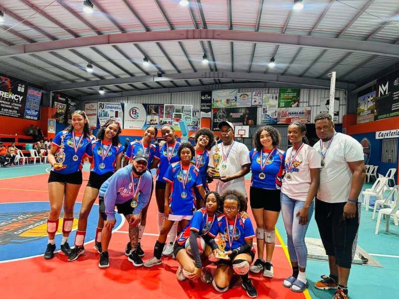 Parte de los atletas y entrenadores participantes en la actividad celebrada en Andrés, Boca Chica.