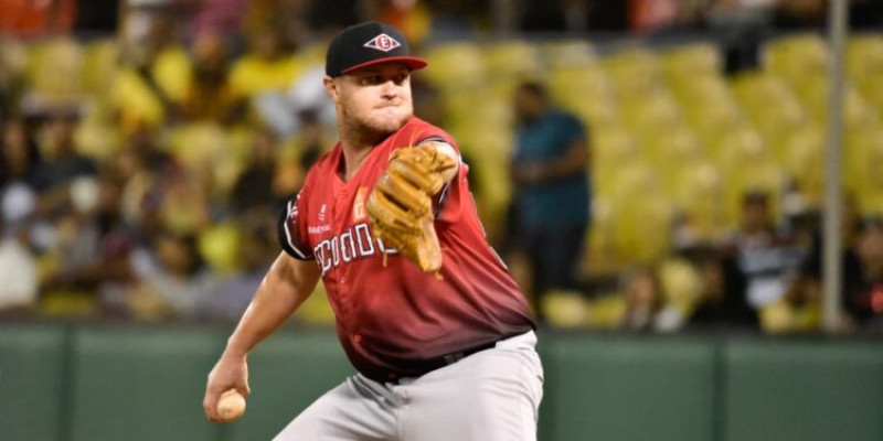 Travis Lakins lanzó cuatro episodios en el triunfo de los Rojos.