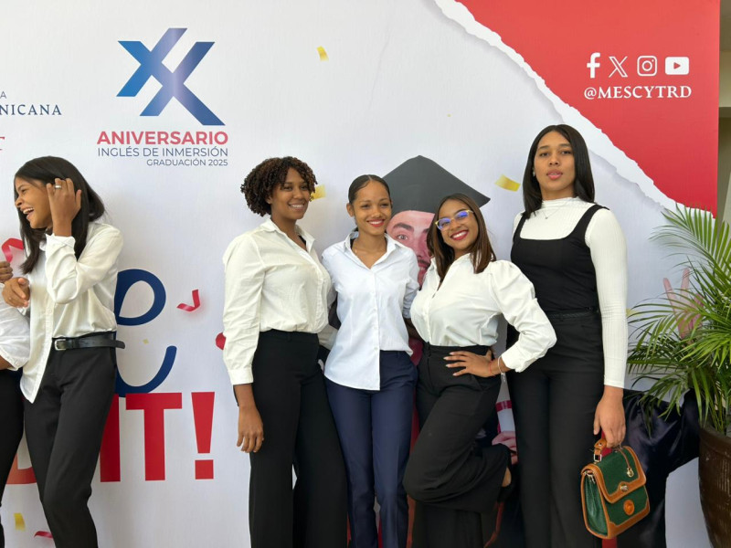 Graduadas del programa inglés por inmersión