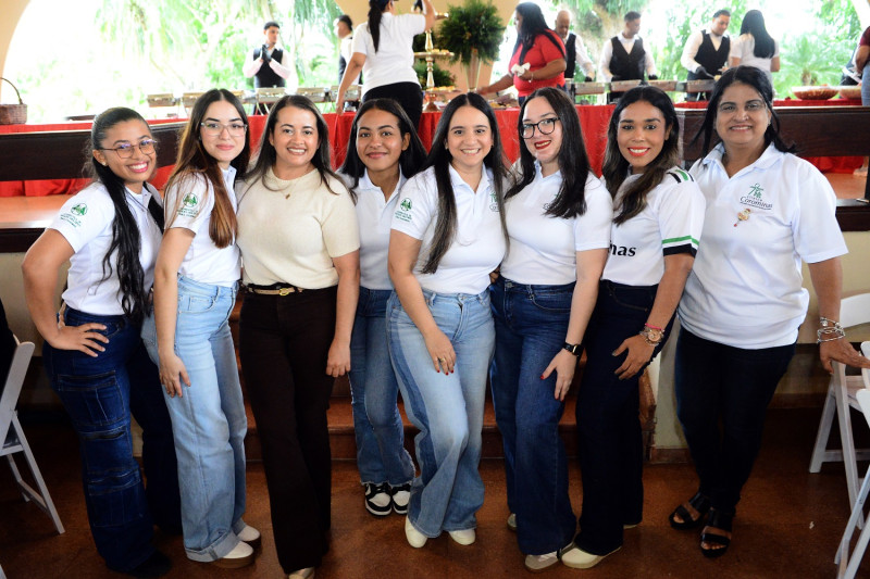 Vithaly Castillo, Marlyn Abreu, Aris Gutiérrez, Lariza Pérez, Yefrica Peralta, Madelyn Abreu, Vanessa Suriel y Grismilda Moronta